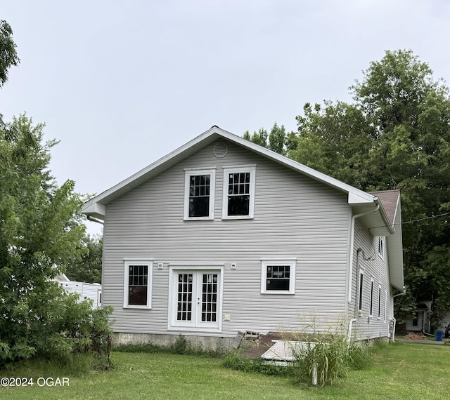 back of house featuring a yard