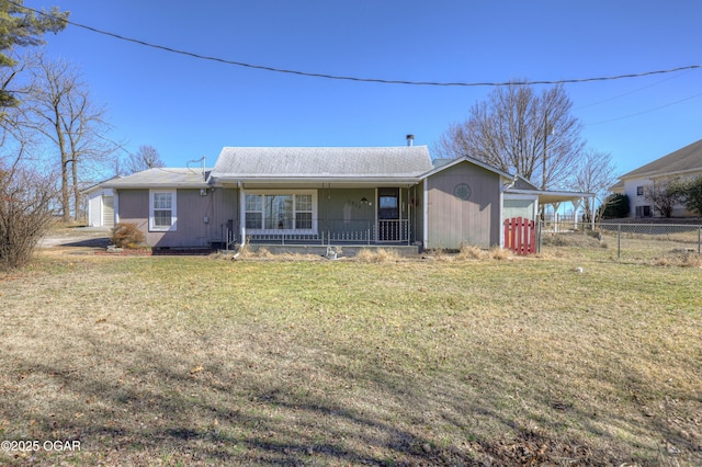 view of front of property featuring fence, a porch, and a front yard