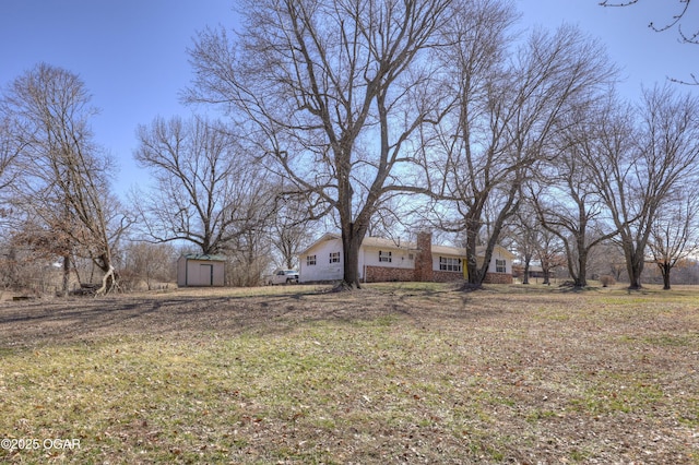 view of yard featuring an outbuilding