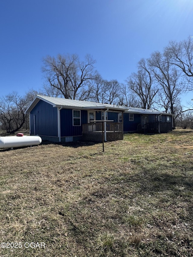 view of front of house with a front lawn