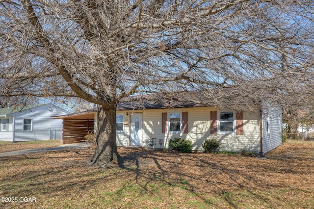 view of front of house with a front lawn