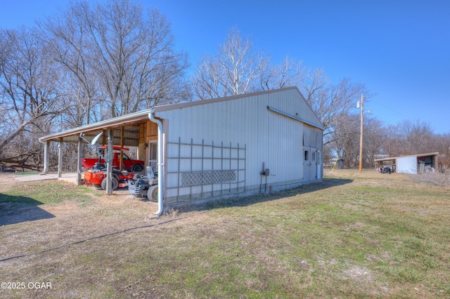 view of pole building featuring a yard