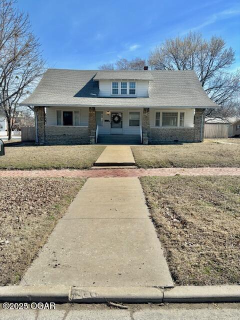 view of front of property featuring fence and a porch