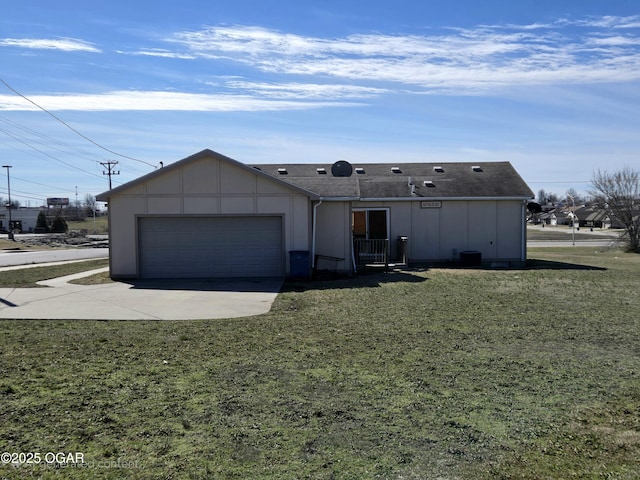 view of front facade featuring driveway, roof with shingles, an attached garage, and a front yard