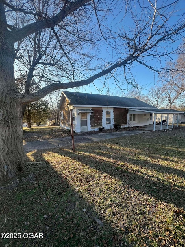 view of front of home featuring a front yard