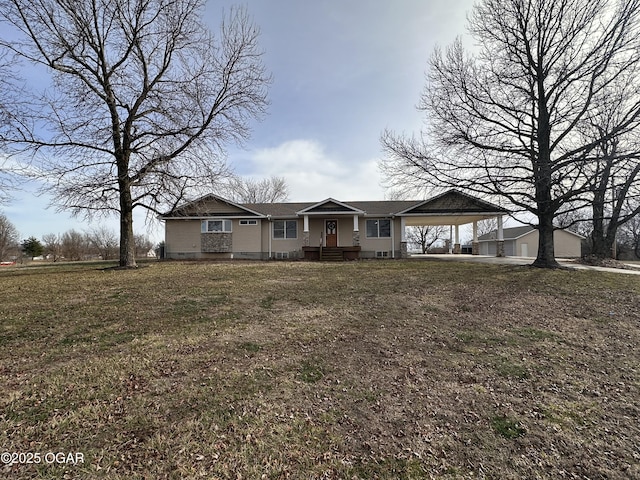 view of front of property featuring an attached carport and a front yard