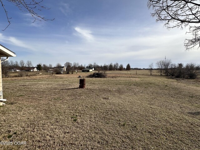 view of yard featuring a rural view