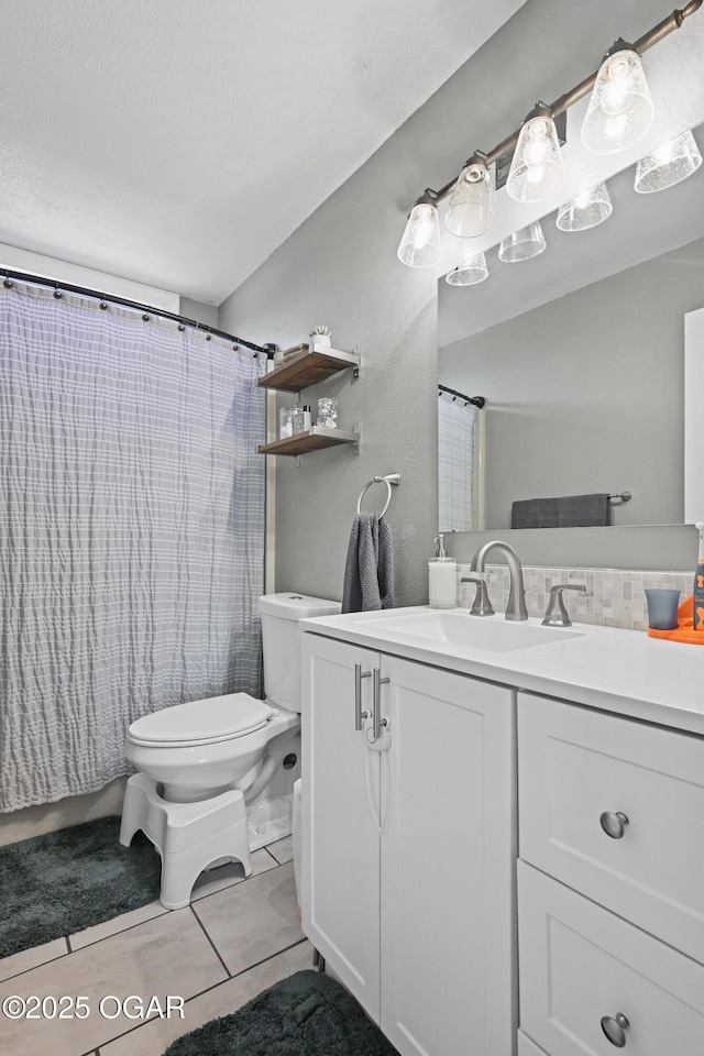 full bath with curtained shower, toilet, and vanity