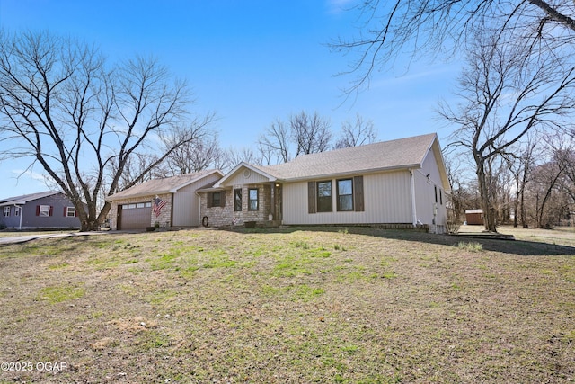 view of front of property featuring a front lawn and a garage