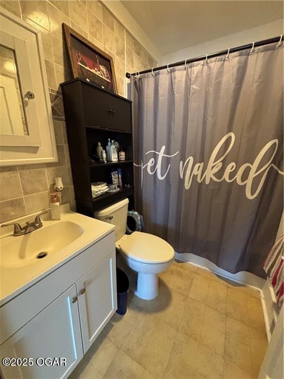 bathroom with vanity, toilet, a shower with curtain, and backsplash