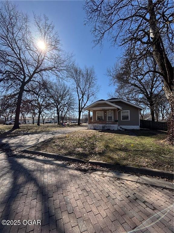 view of front facade with covered porch and a front yard