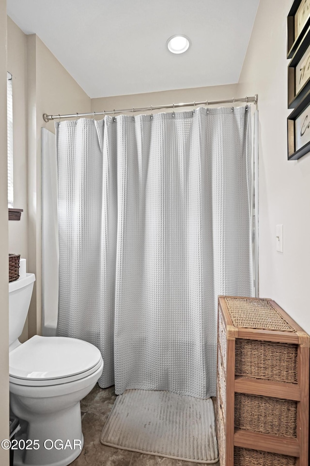 full bathroom featuring tile patterned floors, recessed lighting, curtained shower, and toilet