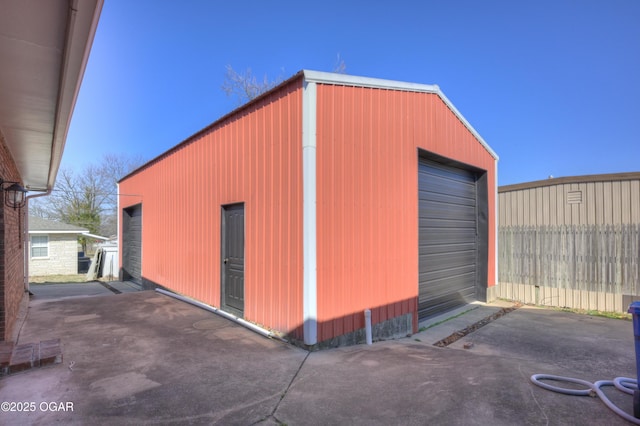 view of outdoor structure with an outbuilding