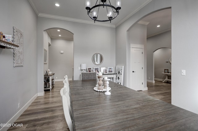 dining room featuring recessed lighting, an inviting chandelier, baseboards, arched walkways, and wood finished floors