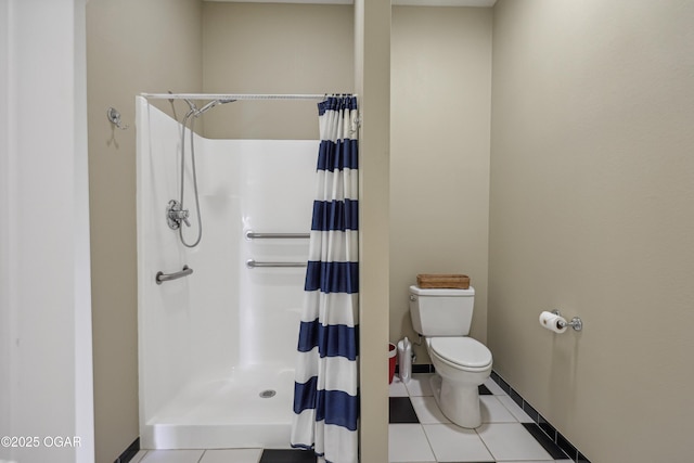 full bath featuring tile patterned floors, baseboards, toilet, and a shower with curtain