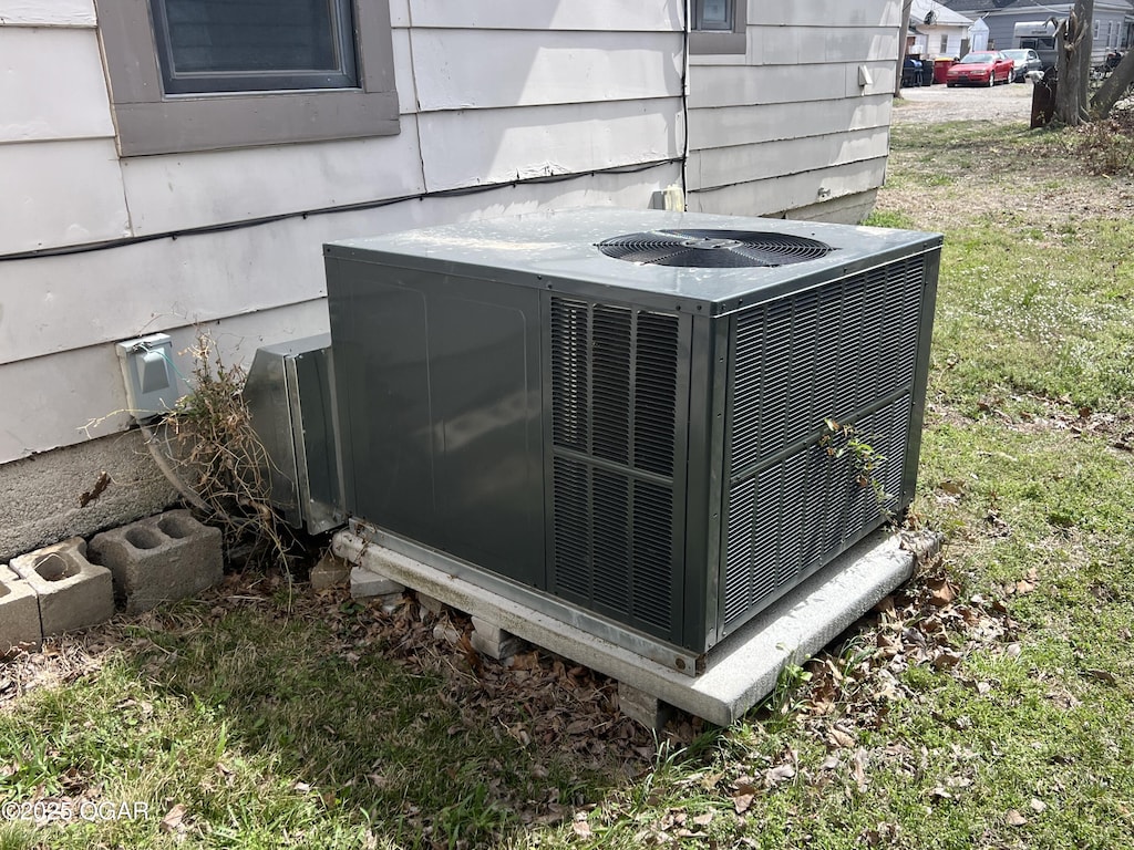 119 W Park St, Pittsburg, KS 66762 - details with crawl space and central AC