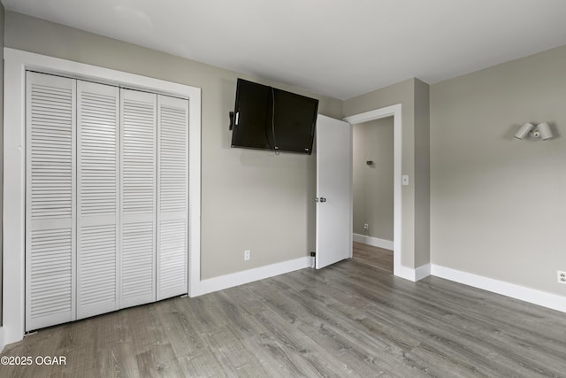 122 Valley View Dr, Joplin, MO 64804 - unfurnished bedroom with baseboards, a closet, and light wood-type flooring