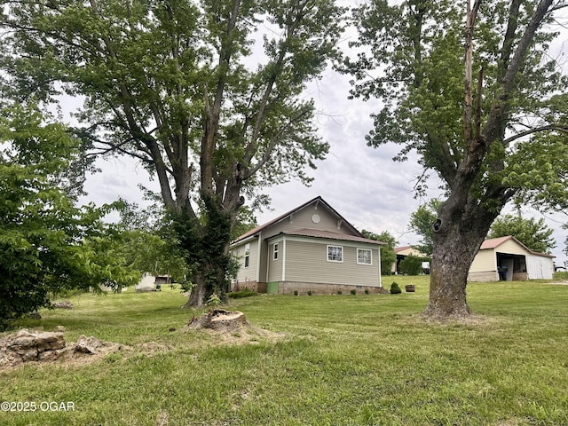 4595 County Road 10, Sarcoxie, MO 64862 - view of grassy yard featuring a detached garage
