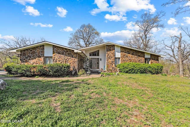 4427 Edgewood Cir, Loma Linda, MO 64804 - mid-century home with a front yard and stone siding