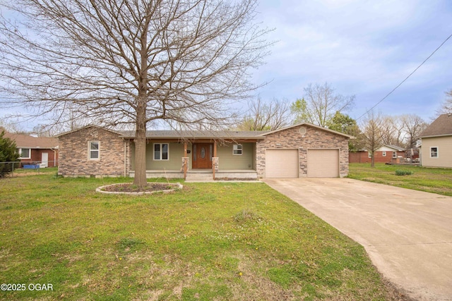 view of front of home featuring a front yard, driveway, fence, and an attached garage
