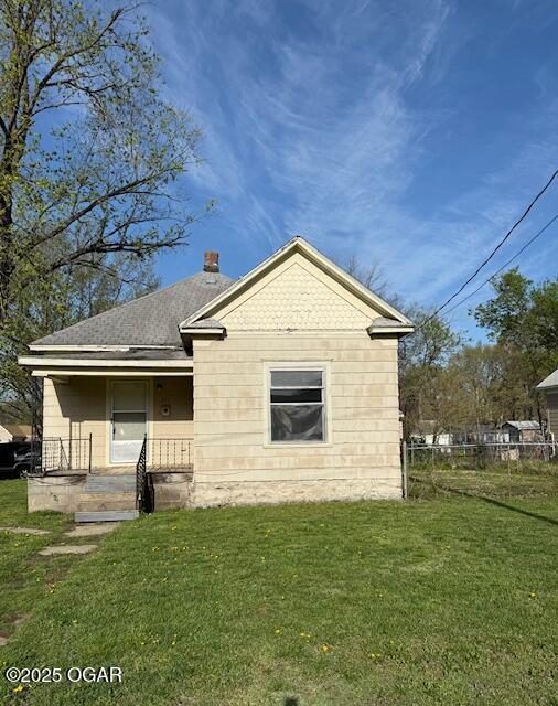 201 N Georgia St, Pittsburg, KS 66762 - back of house featuring a yard