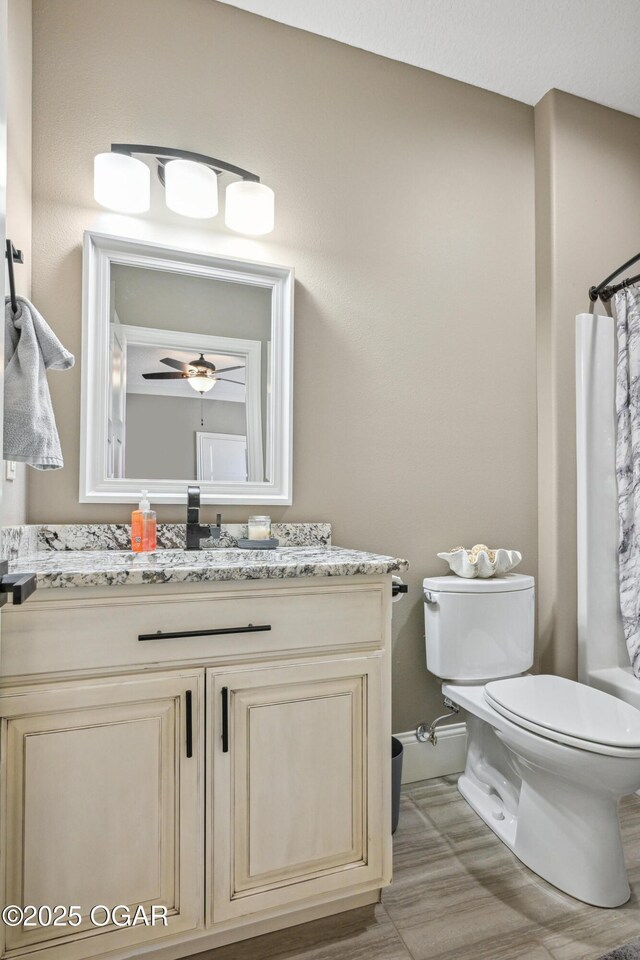 1624 Liam St, Carthage, MO 64836 - full bathroom featuring curtained shower, vanity, toilet, and ceiling fan