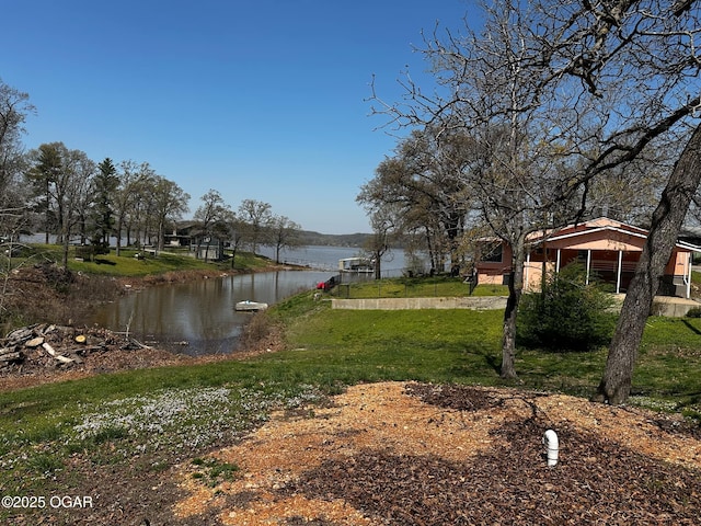 view of yard featuring a water view