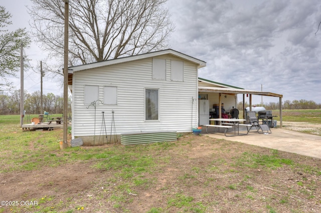 241 SE 40th Rd, Lamar, MO 64759 - back of property with a patio area