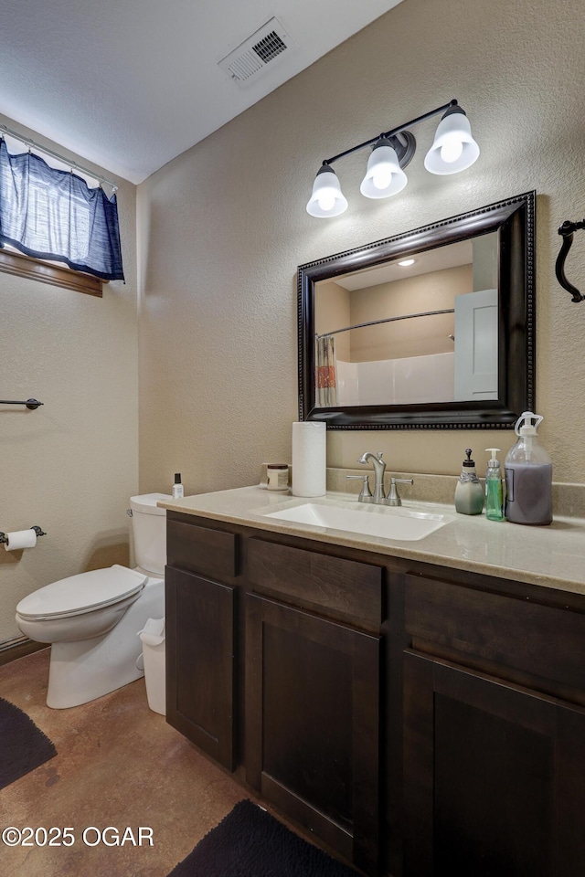 full bath with toilet, vanity, a shower with shower curtain, and visible vents