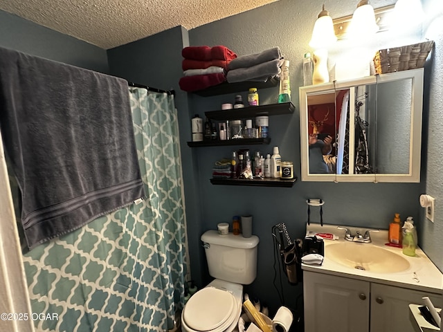2027 P St SW, Miami, OK 74354 - full bathroom featuring toilet, curtained shower, vanity, and a textured ceiling