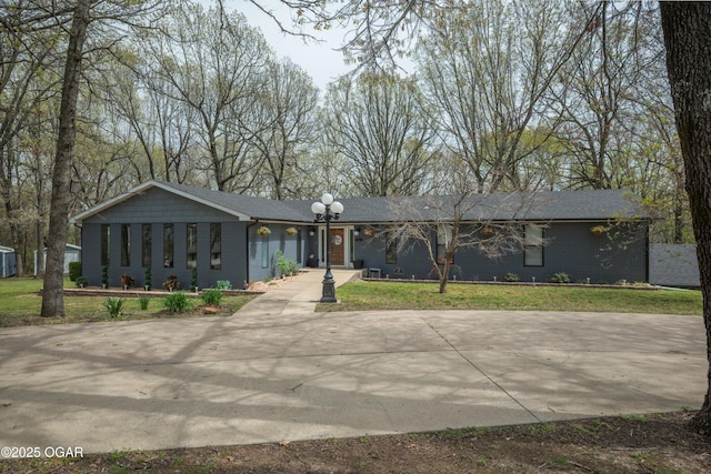 view of front of property featuring a front yard