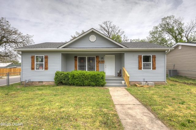 bungalow-style house featuring a front lawn, fence, and covered porch