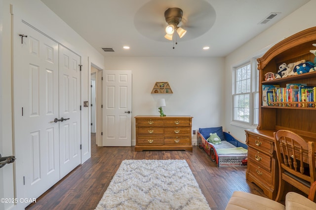 sitting room featuring visible vents, a ceiling fan, dark wood finished floors, and recessed lighting