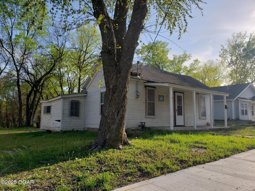 712 E Pool St, Joplin, MO 64801 - view of front facade featuring a porch