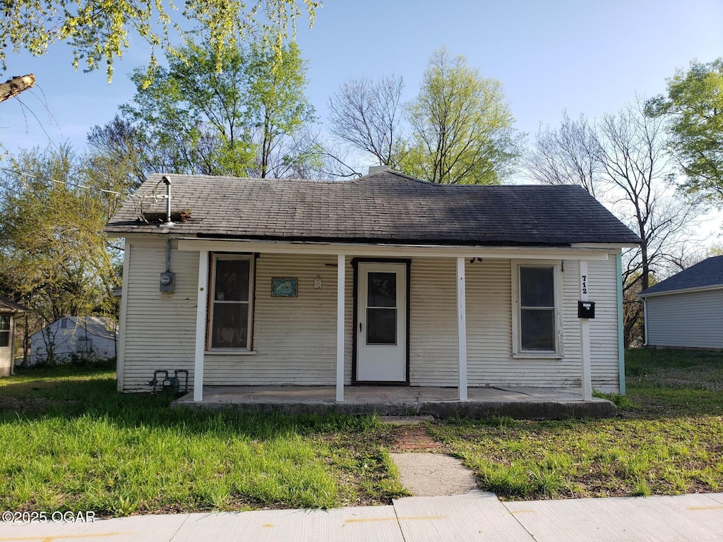 712 E Pool St, Joplin, MO 64801 - bungalow with a front yard and covered porch
