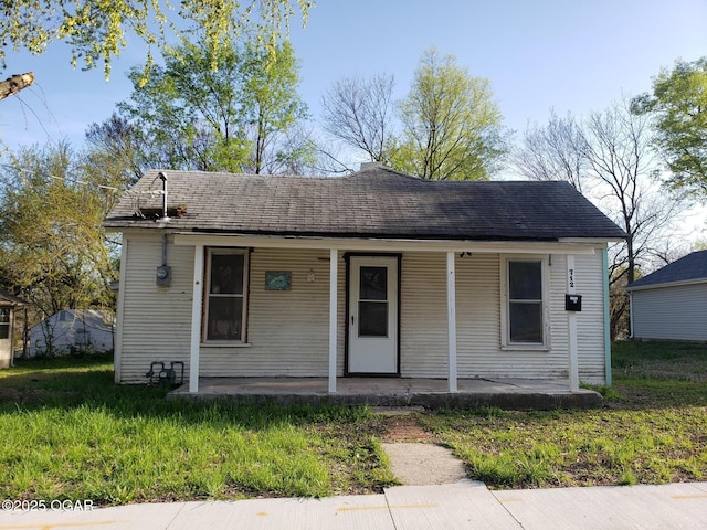 712 E Pool St, Joplin, MO 64801 - bungalow with a front yard and covered porch