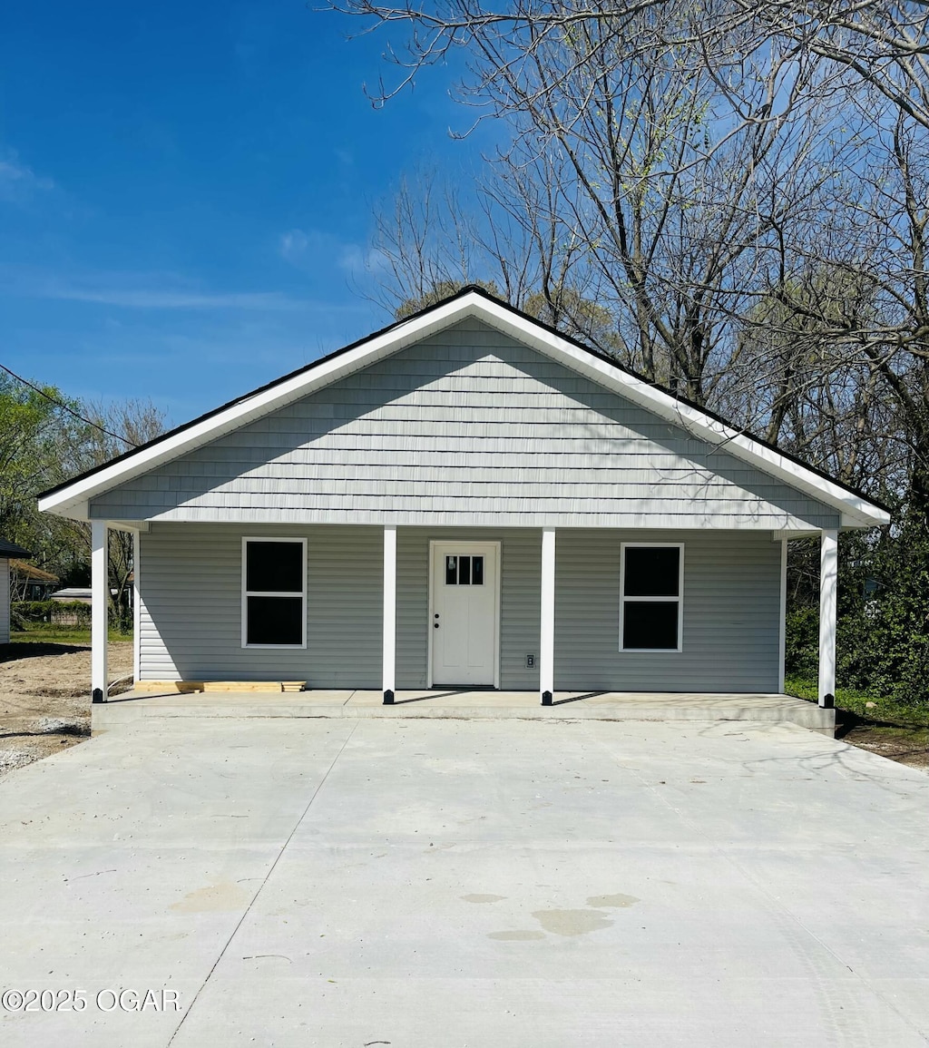 view of front of house featuring covered porch