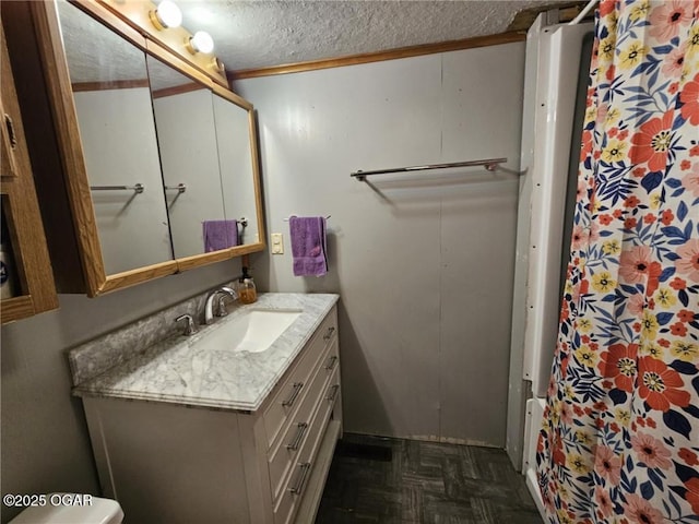 105 S Elm St, Mulberry, KS 66756 - full bath featuring a shower with curtain, a textured ceiling, toilet, and vanity