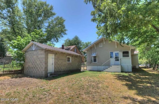 1715 S Kentucky Ave, Joplin, MO 64804 - rear view of house with an outdoor structure and a lawn
