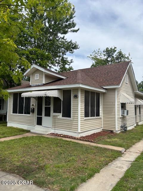 1715 S Kentucky Ave, Joplin, MO 64804 - view of front of property with a front yard and a shingled roof