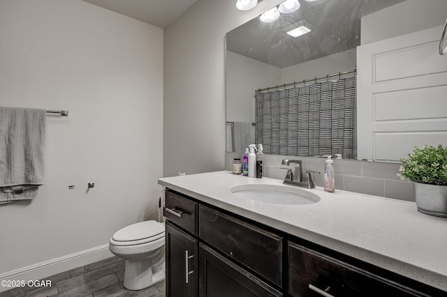 1810 Boyer Pl, Webb City, MO 64870 - full bath featuring toilet, baseboards, wood finished floors, vanity, and curtained shower