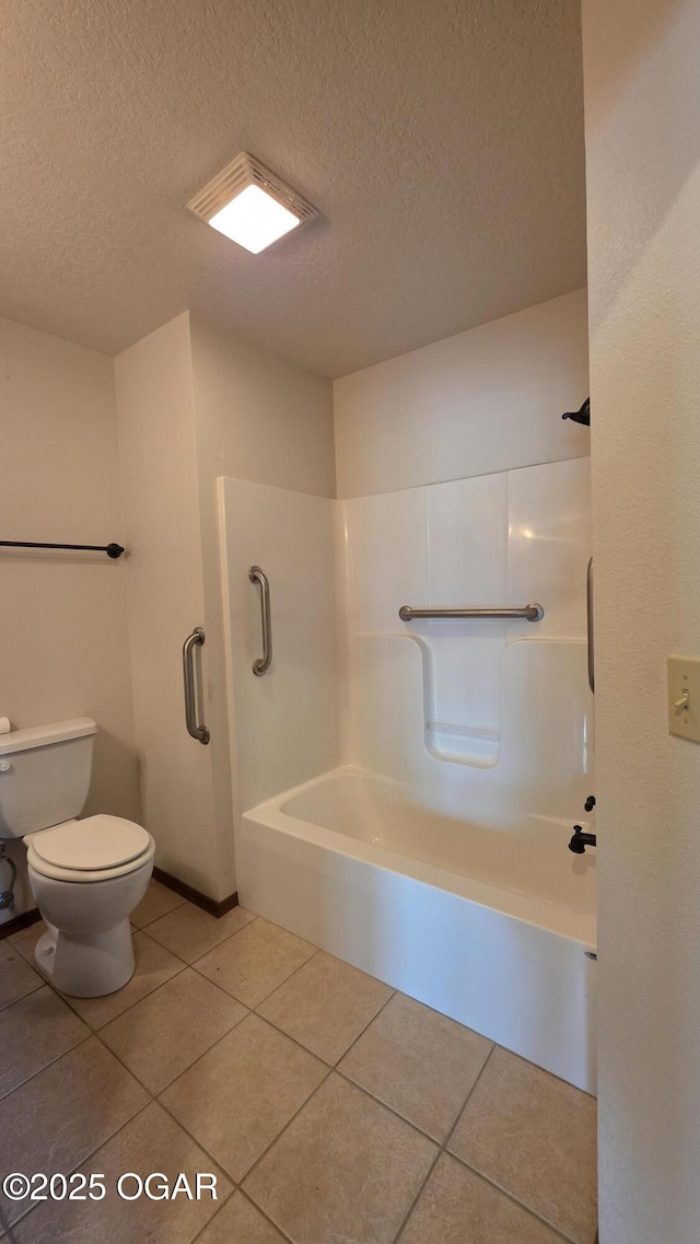 3031 S Monroe Ave, Joplin, MO 64804 - full bath with toilet, tile patterned floors, bathing tub / shower combination, and a textured ceiling