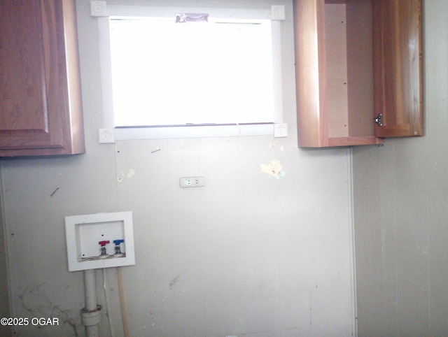 laundry room featuring cabinet space and washer hookup