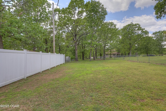 4537 Dolphin Dr, Joplin, MO 64804 - view of yard with fence