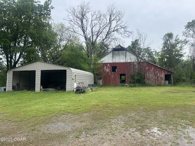 view of barn with a yard