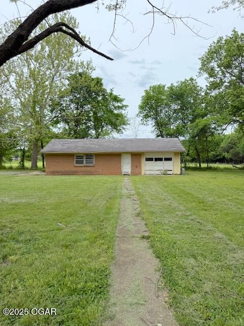 single story home featuring driveway and a front yard