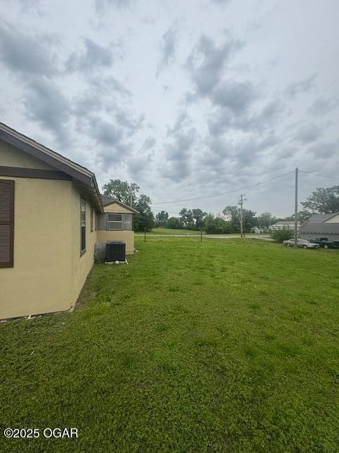 407 Porter, Joplin, MO 64801 - view of green lawn featuring central AC