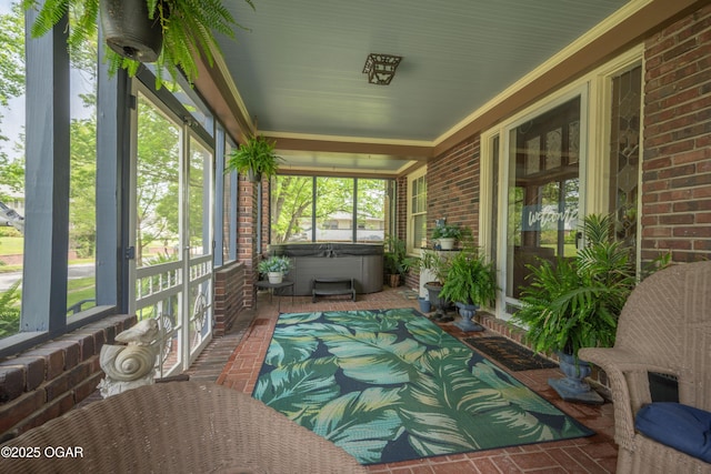 sunroom / solarium with a jacuzzi