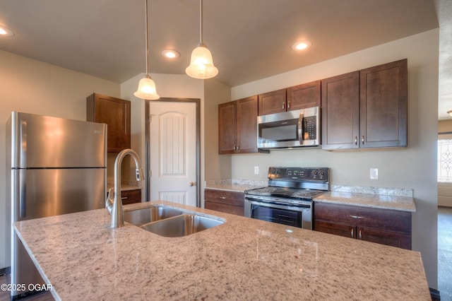 kitchen with stainless steel appliances, a sink, decorative light fixtures, recessed lighting, and an island with sink