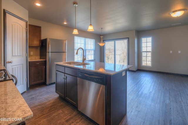 kitchen featuring stainless steel appliances, a sink, plenty of natural light, dark wood finished floors, and recessed lighting